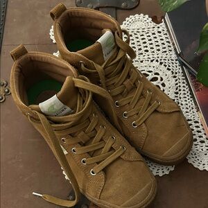 Cariuma Women’s Tan High-Top Sneakers